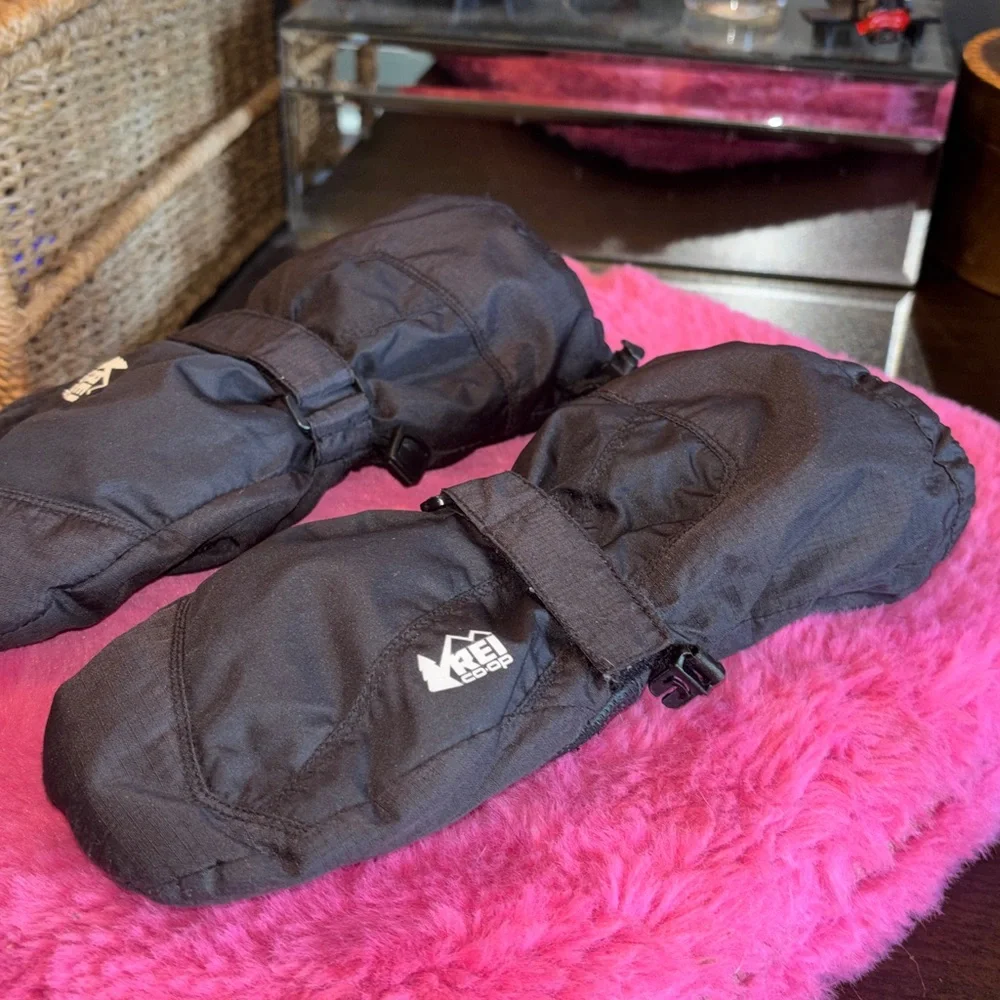 EUC REI KIDS BLACK MITTENS. velcro, cinch, wrist, wrap, cinching, arm strap, ex